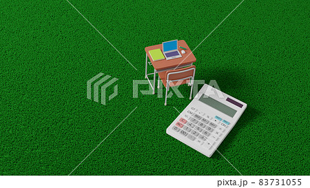 平面上に置かれたミニチュアのスクールデスクと電卓 平面上に置かれたミニチュアのスクールデスクと電卓 83731055