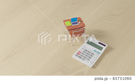平面上に置かれたミニチュアのスクールデスクと電卓 平面上に置かれたミニチュアのスクールデスクと電卓 83731060