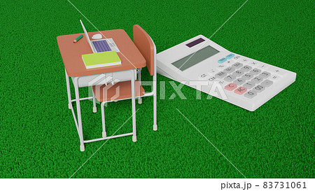 平面上に置かれたミニチュアのスクールデスクと電卓 平面上に置かれたミニチュアのスクールデスクと電卓 83731061