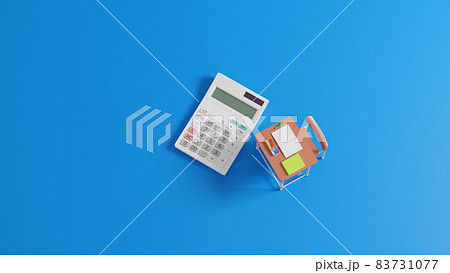 平面上に置かれたミニチュアのスクールデスクと電卓 平面上に置かれたミニチュアのスクールデスクと電卓 83731077