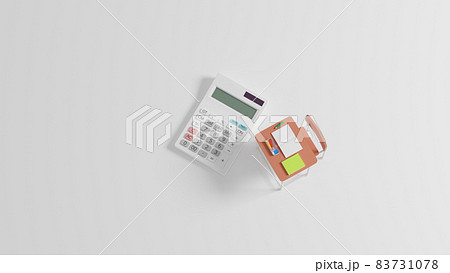 平面上に置かれたミニチュアのスクールデスクと電卓 平面上に置かれたミニチュアのスクールデスクと電卓 83731078