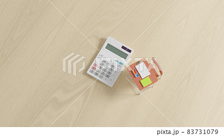 平面上に置かれたミニチュアのスクールデスクと電卓 平面上に置かれたミニチュアのスクールデスクと電卓 83731079