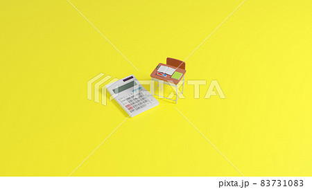 平面上に置かれたミニチュアのスクールデスクと電卓 平面上に置かれたミニチュアのスクールデスクと電卓 83731083