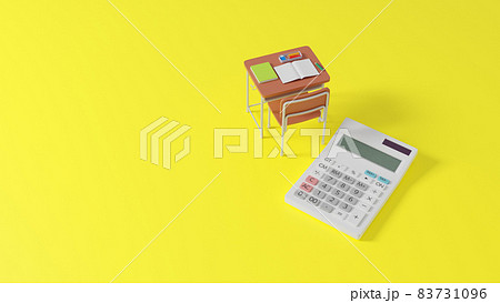 平面上に置かれたミニチュアのスクールデスクと電卓 平面上に置かれたミニチュアのスクールデスクと電卓 83731096