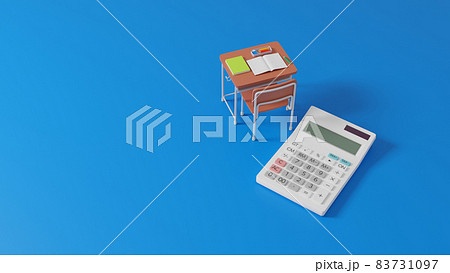 平面上に置かれたミニチュアのスクールデスクと電卓 平面上に置かれたミニチュアのスクールデスクと電卓 83731097