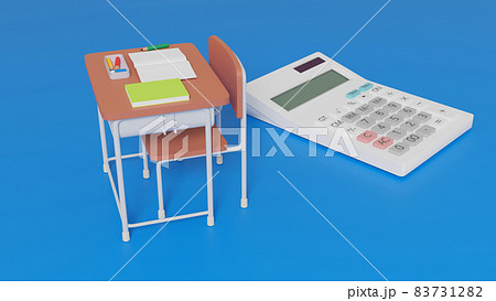平面上に置かれたミニチュアのスクールデスクと電卓 平面上に置かれたミニチュアのスクールデスクと電卓 83731282
