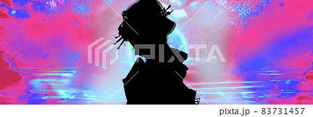 怪しい満月が反射する満月と歌舞伎役者町娘風衣装女性のシルエット 怪しい満月が反射する満月と歌舞伎役者町娘風衣装女性のシルエット 83731457