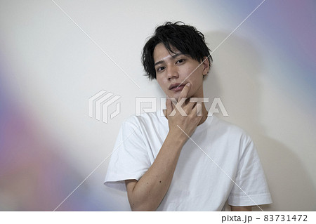 かっこいい男性のポートレート 83731472