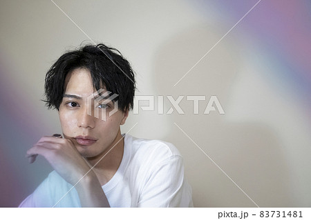 かっこいい男性のポートレート 83731481