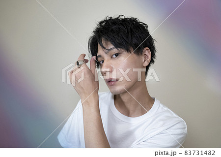 かっこいい男性のポートレート 83731482