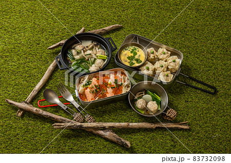 キャンプでアウトドア料理　Outdoor cooking at the campsite  83732098