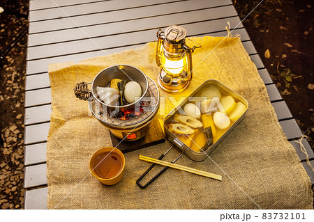キャンプでアウトドア料理　Outdoor cooking at the campsite  83732101