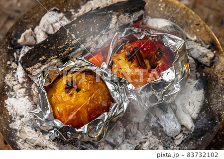 キャンプでアウトドア料理 Outdoor cooking at the campsite キャンプでアウトドア料理 Outdoor cooking at the campsite 83732102