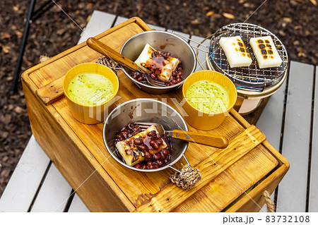 キャンプでアウトドア料理　Outdoor cooking at the campsite  83732108