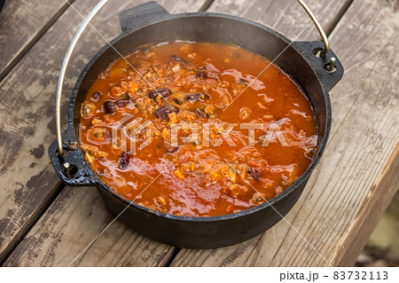 キャンプでアウトドア料理　Outdoor cooking at the campsite  83732113
