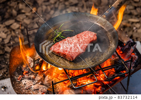 キャンプでアウトドア料理　Outdoor cooking at the campsite  83732114