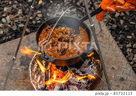 キャンプでアウトドア料理　Outdoor cooking at the campsite  83732115