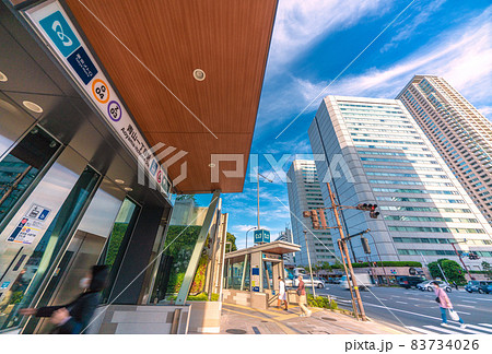 日本の東京都市景観　青山一丁目駅にお目見えしたエレベーターなどを望む 83734026