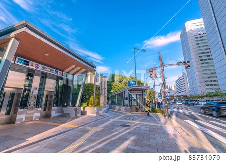 日本の東京都市景観　青山一丁目駅にお目見えしたエレベーターなどを望む 83734070