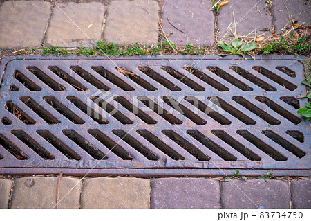 Grating for draining rainwater on paving slabs 83734750