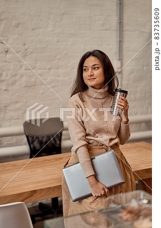 Female freelancer taking break in cafe 83735609