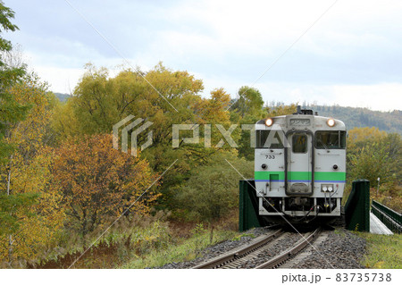 秋景色を行く石北本線　石北線　普通列車　キハ40　引退間近 83735738