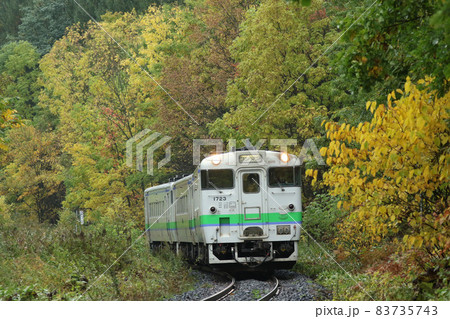 秋景色を行く石北本線 石北線 普通列車 キハ40 引退間近 秋景色を行く石北本線 石北線 普通列車 キハ40 引退間近 83735743