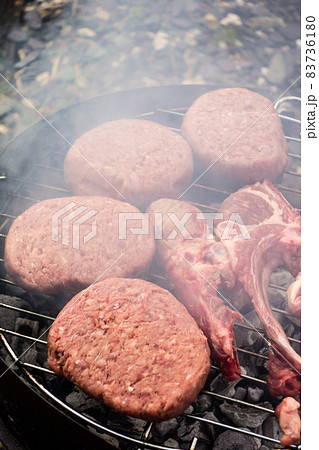 庭で楽しむ炭火焼のバーベキュー　バーガーとラムチョップ 83736180