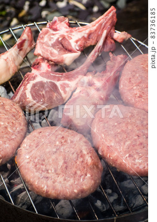 庭で楽しむ炭火焼のバーベキュー バーガーとラムチョップ 庭で楽しむ炭火焼のバーベキュー バーガーとラムチョップ 83736185