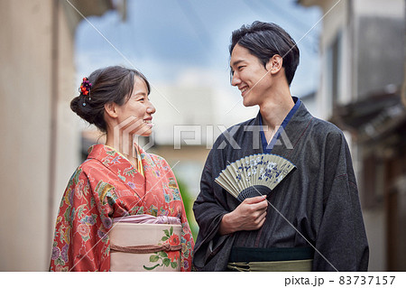 着物で観光する若いカップル 83737157