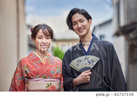着物で観光するカメラ目線の若いカップル 83737158