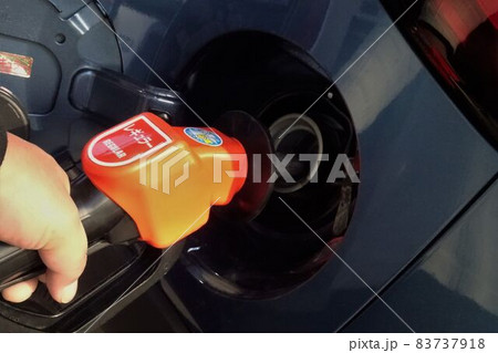 自動車イメージ　車の給油口と赤いノズル 83737918