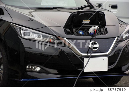 自動車イメージ 給電中の電気自動車 自動車イメージ 給電中の電気自動車 83737919