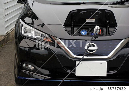 自動車イメージ 充電中の日産リーフ 自動車イメージ 充電中の日産リーフ 83737920