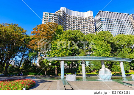 東京　千代田区の都市風景　和田倉噴水公園とビル群 83738185
