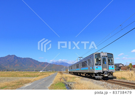 大糸線　秋晴れの北アルプス山麓 83738479