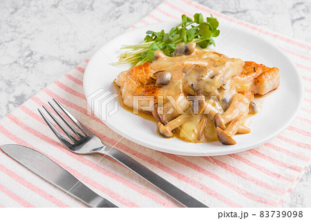 ポークソテーのキノコソース ポークソテーのキノコソース 83739098