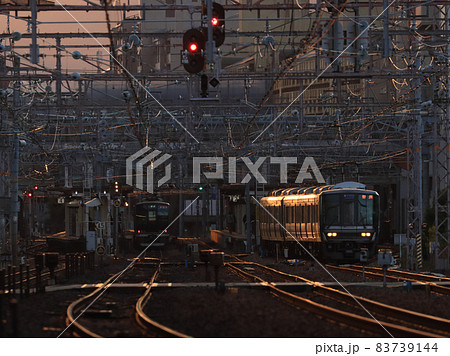 夕暮れの芦屋駅を出る電車 夕暮れの芦屋駅を出る電車 83739144
