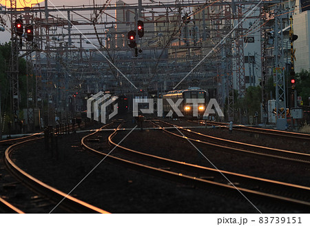 芦屋駅付近　夕暮れの線路 83739151