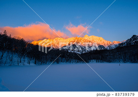 戸隠連峰 西岳・本院岳の夜明け(冬) 戸隠連峰 西岳・本院岳の夜明け(冬) 83739379