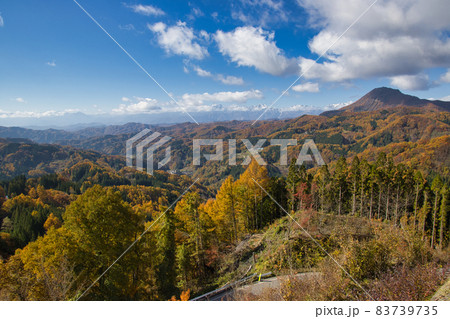 大望峠から見た美しい紅葉と後立山連峰　長野県長野市 83739735