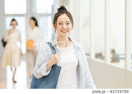 女子大生 大学 キャンパスライフイメージ 撮影協力:中央工学校附属日本語学校 女子大生 大学 キャンパスライフイメージ 撮影協力:中央工学校附属日本語学校 83739790