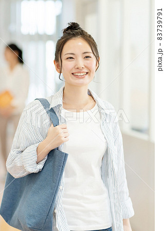 女子大生 大学 キャンパスライフイメージ 撮影協力:中央工学校附属日本語学校 女子大生 大学 キャンパスライフイメージ 撮影協力:中央工学校附属日本語学校 83739791