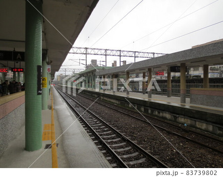 台湾のローカル線の駅のホームにて線路を撮影 83739802