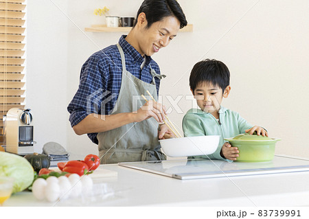 料理をする親子 30代の父親と6歳の男の子 料理をする親子 30代の父親と6歳の男の子 83739991