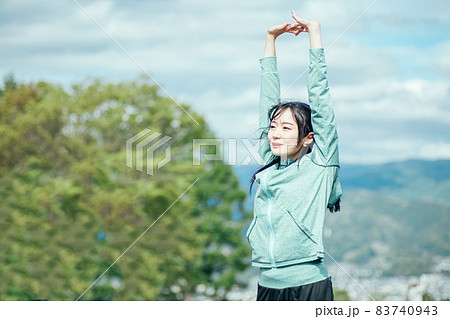 深呼吸する女性 深呼吸する女性 83740943