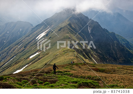 雲湧く谷川連峰・仙ノ倉山稜線の登山者とエビス大黒ノ頭 83741038
