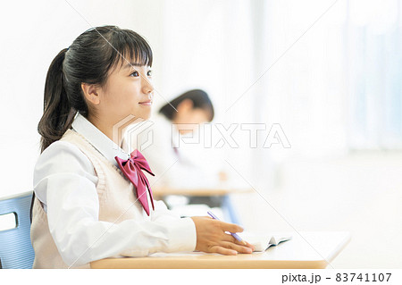 女子中学生 学校 教室 撮影協力:中央工学校附属日本語学校 女子中学生 学校 教室 撮影協力:中央工学校附属日本語学校 83741107