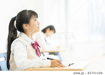 女子中学生 学校 教室 撮影協力:中央工学校附属日本語学校 女子中学生 学校 教室 撮影協力:中央工学校附属日本語学校 83741108