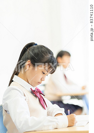 女子中学生 学校 教室  撮影協力：中央工学校附属日本語学校 83741110